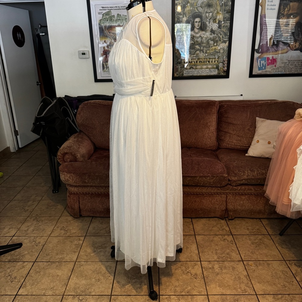 Elegant White Wedding Dress - Picture 5 of 8